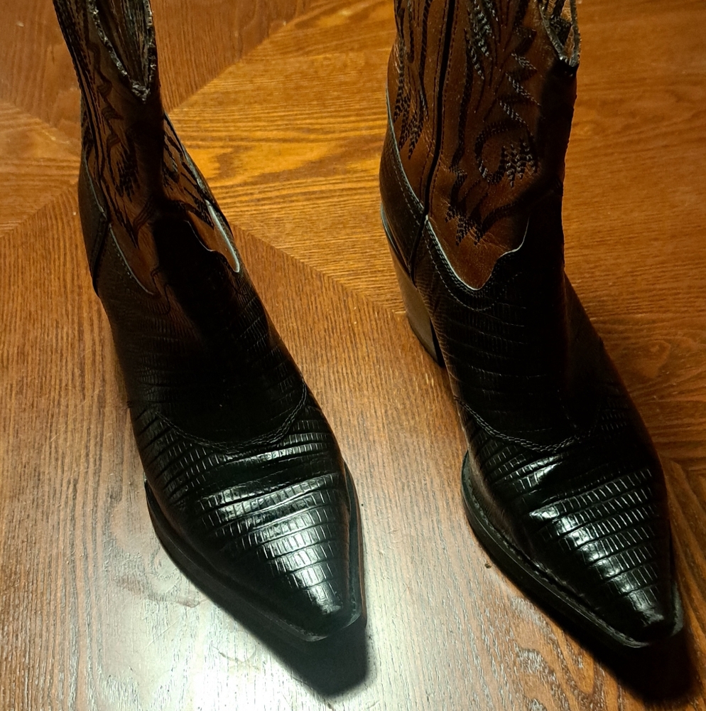 Elegant Black Croc-Embossed Heeled Boots